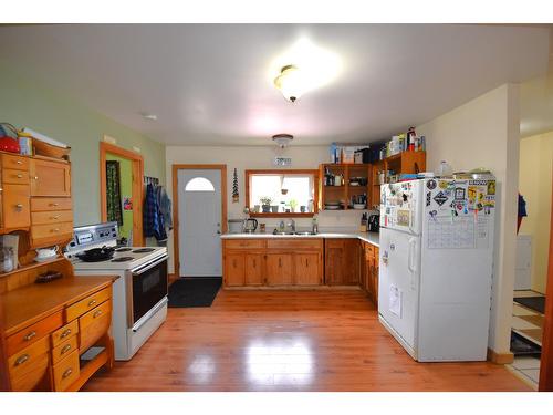 205 307Th Avenue, Kimberley, BC - Indoor Photo Showing Kitchen With Double Sink