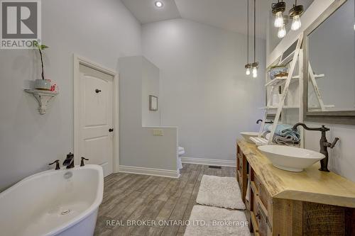 5 Burlington St, Brant, ON - Indoor Photo Showing Bathroom