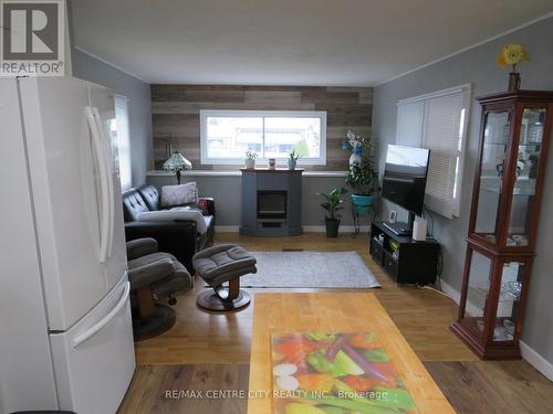 #72 -198 Springbank Dr, London, ON - Indoor Photo Showing Living Room