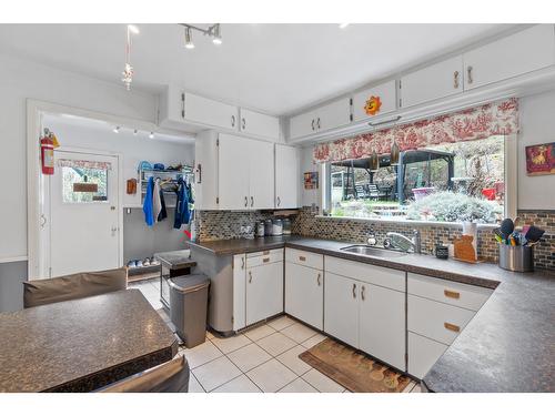 2612 Columbia Avenue, Castlegar, BC - Indoor Photo Showing Kitchen