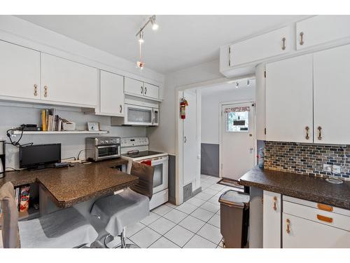 2612 Columbia Avenue, Castlegar, BC - Indoor Photo Showing Kitchen