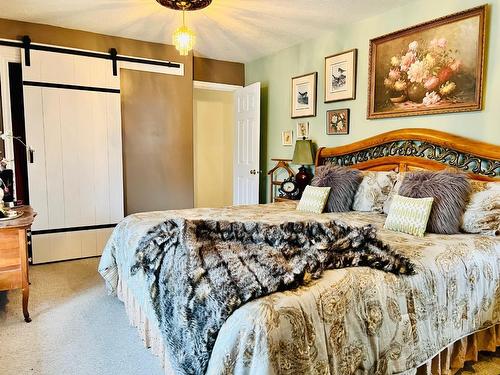316 3Rd Avenue S, Creston, BC - Indoor Photo Showing Bedroom