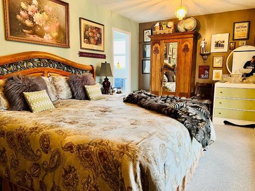 316 3Rd Avenue S, Creston, BC - Indoor Photo Showing Bedroom