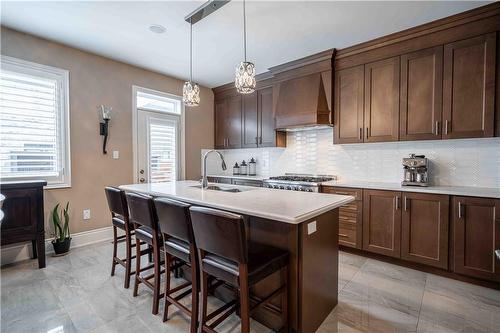 40 Skinner Road, Waterdown, ON - Indoor Photo Showing Kitchen With Upgraded Kitchen