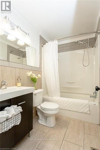 8 Gower Street, London, ON - Indoor Photo Showing Bathroom