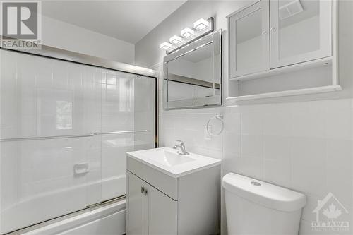 4-Piece Bath - 1 Oakwood Avenue, Ottawa, ON - Indoor Photo Showing Bathroom