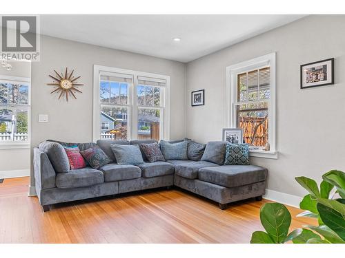 807 Coronation Avenue, Kelowna, BC - Indoor Photo Showing Living Room