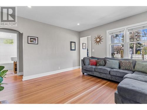 807 Coronation Avenue, Kelowna, BC - Indoor Photo Showing Living Room