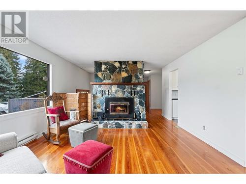 3550 16 Avenue Ne, Salmon Arm, BC - Indoor Photo Showing Living Room With Fireplace