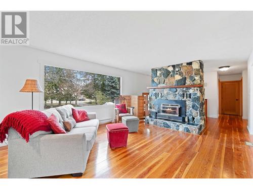 3550 16 Avenue Ne, Salmon Arm, BC - Indoor Photo Showing Living Room With Fireplace