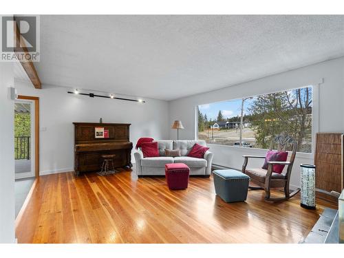 3550 16 Avenue Ne, Salmon Arm, BC - Indoor Photo Showing Living Room