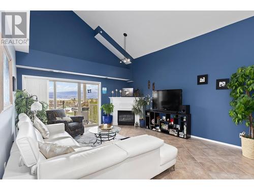 2100 Boucherie Road Unit# 415, West Kelowna, BC - Indoor Photo Showing Living Room With Fireplace