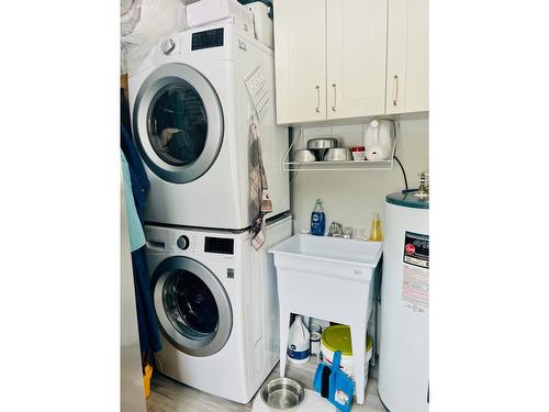 1 - 9006 Moyie Avenue, Yahk, BC - Indoor Photo Showing Laundry Room