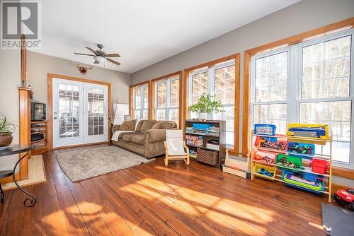15 Greenwood Road, Deep River, ON - Indoor Photo Showing Living Room