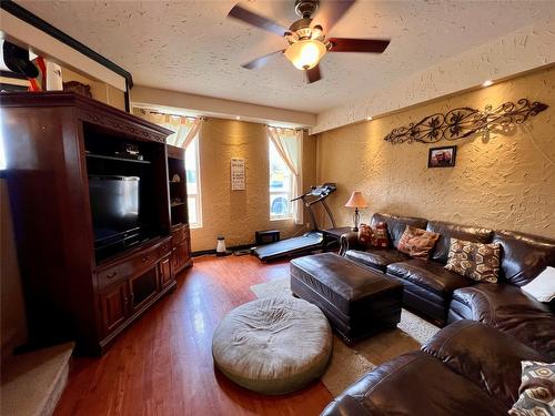 206 Coalmont Road, Princeton, BC - Indoor Photo Showing Living Room