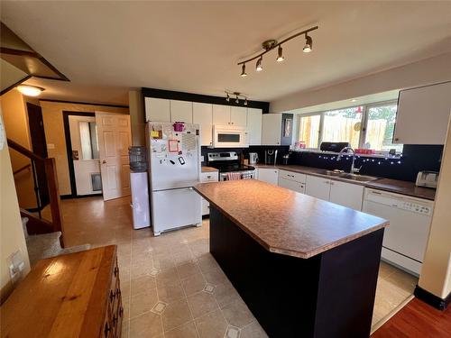 206 Coalmont Road, Princeton, BC - Indoor Photo Showing Kitchen