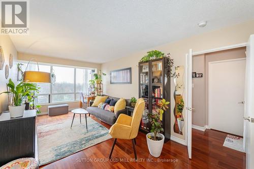 1009 - 1320 Islington Avenue, Toronto, ON - Indoor Photo Showing Living Room