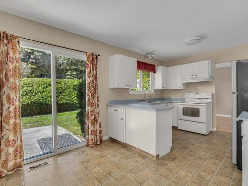 9770 Winview Road, Lake Country, BC - Indoor Photo Showing Kitchen