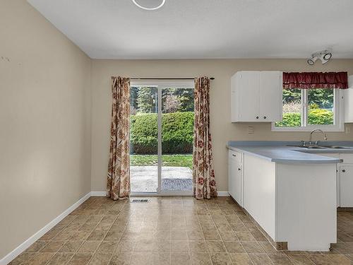 9770 Winview Road, Lake Country, BC - Indoor Photo Showing Kitchen With Double Sink