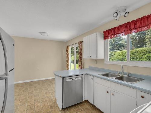 9770 Winview Road, Lake Country, BC - Indoor Photo Showing Kitchen With Double Sink