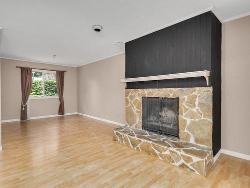 9770 Winview Road, Lake Country, BC - Indoor Photo Showing Living Room With Fireplace