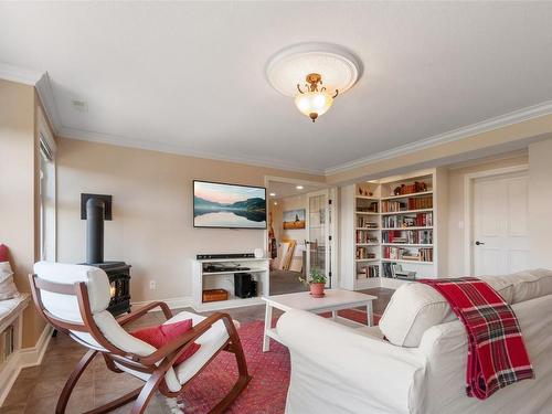 2820 Arawana Road, Naramata, BC - Indoor Photo Showing Living Room With Fireplace