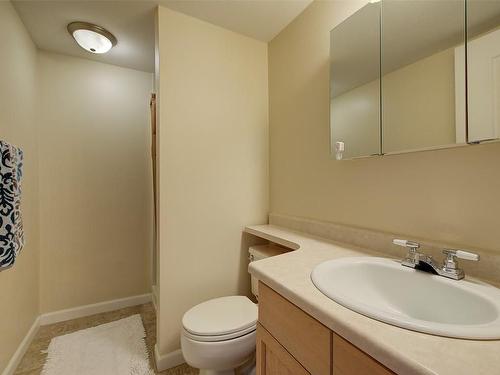 215-3160 Casorso Road, Kelowna, BC - Indoor Photo Showing Bathroom