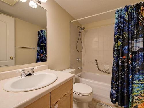 215-3160 Casorso Road, Kelowna, BC - Indoor Photo Showing Bathroom