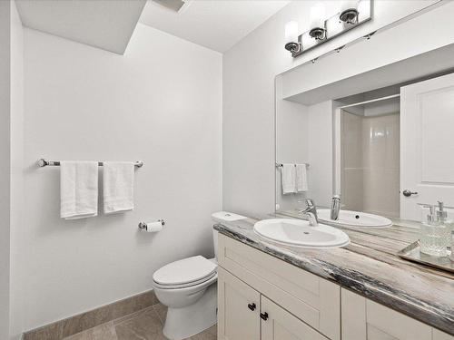 1274 Bergamot Avenue, Kelowna, BC - Indoor Photo Showing Bathroom