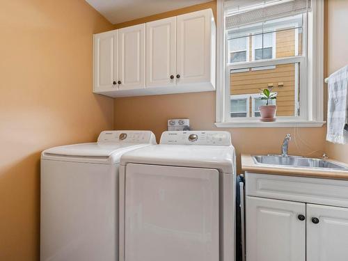 24-380 Providence Avenue, Kelowna, BC - Indoor Photo Showing Laundry Room