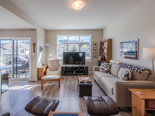 120-388 Eckhardt Avenue, Penticton, BC - Indoor Photo Showing Living Room