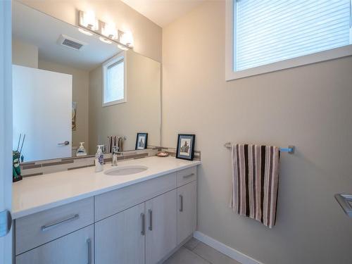 120-388 Eckhardt Avenue, Penticton, BC - Indoor Photo Showing Bathroom