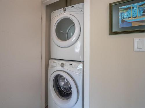 120-388 Eckhardt Avenue, Penticton, BC - Indoor Photo Showing Laundry Room