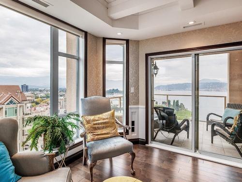 1702-1128 Sunset Drive, Kelowna, BC - Indoor Photo Showing Living Room