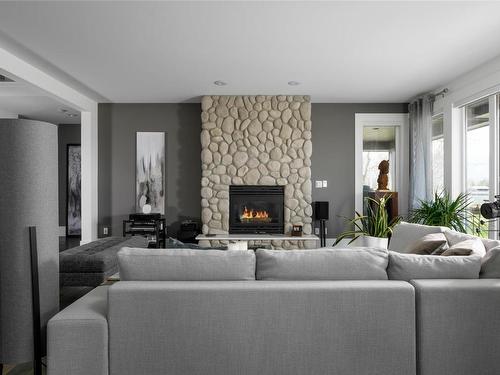 2375 Grantham Road, Kelowna, BC - Indoor Photo Showing Living Room With Fireplace