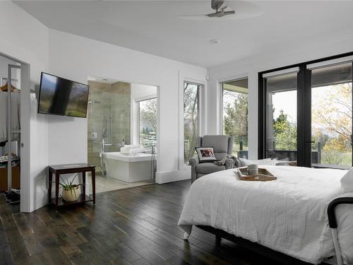 2375 Grantham Road, Kelowna, BC - Indoor Photo Showing Bedroom