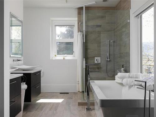 2375 Grantham Road, Kelowna, BC - Indoor Photo Showing Bathroom