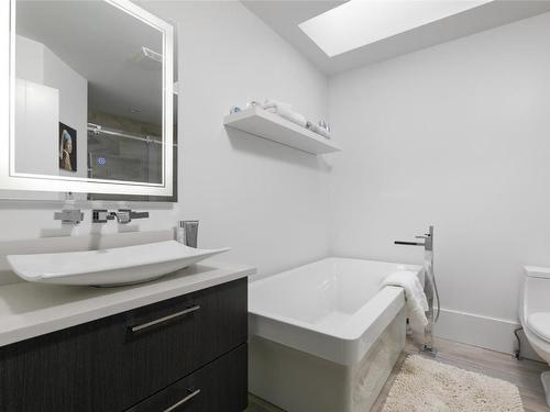2375 Grantham Road, Kelowna, BC - Indoor Photo Showing Bathroom