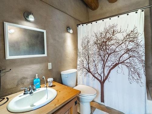 50 Heath Rd, Lasqueti Island, BC - Indoor Photo Showing Bathroom