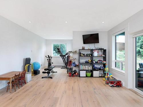 3148 Mission Rd, Courtenay, BC - Indoor Photo Showing Kitchen