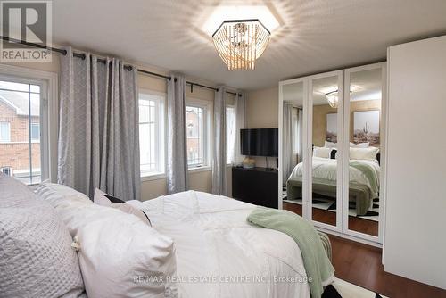 #19 -25 Viking Dr, Hamilton, ON - Indoor Photo Showing Bedroom