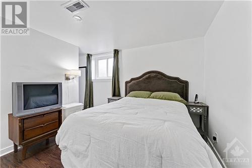 577 Clarke Avenue, Ottawa, ON - Indoor Photo Showing Bedroom