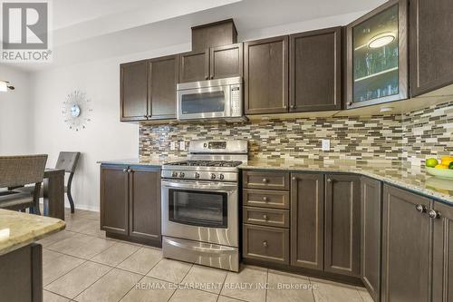 28 Serena Crescent, Hamilton, ON - Indoor Photo Showing Kitchen With Upgraded Kitchen