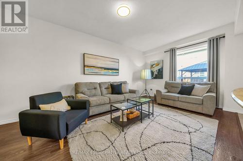28 Serena Crescent, Hamilton, ON - Indoor Photo Showing Living Room