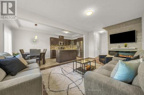 28 Serena Crescent, Hamilton, ON - Indoor Photo Showing Living Room