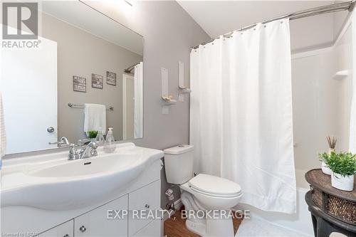 27 Robin St, North Middlesex, ON - Indoor Photo Showing Bathroom