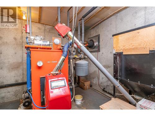 2197 3 Highway, Creston, BC - Indoor Photo Showing Basement