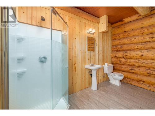 2197 3 Highway, Creston, BC - Indoor Photo Showing Bathroom