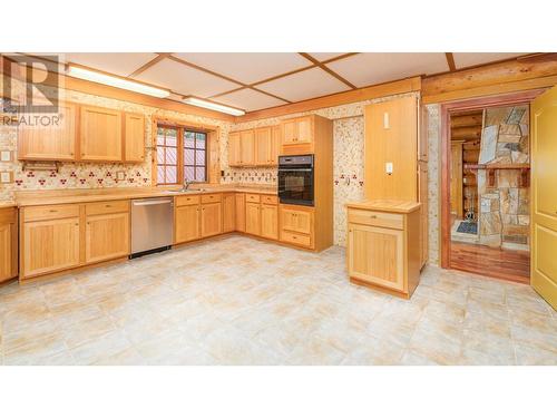 2197 3 Highway, Creston, BC - Indoor Photo Showing Kitchen