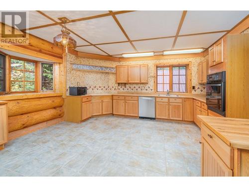 2197 3 Highway, Creston, BC - Indoor Photo Showing Kitchen